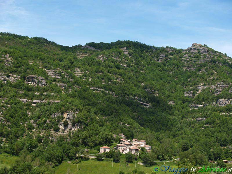 06-P5218886+.jpg - 06-P5218886+.jpg - Un minuscolo, suggestivo borgo nell'immenso territorio di Valle Castellana (oltre 13.100 ettari), il secondo comune più grande d'Italia esclusi i capoluoghi di Provincia.